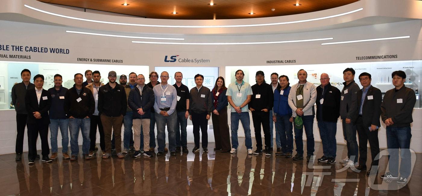 13개 기관, 37명의 북미 전력산업 관계자들이 LS전선을 견학하고 있다.&#40;한전 제공, 재배포 및 DB 금지&#41;/뉴스1