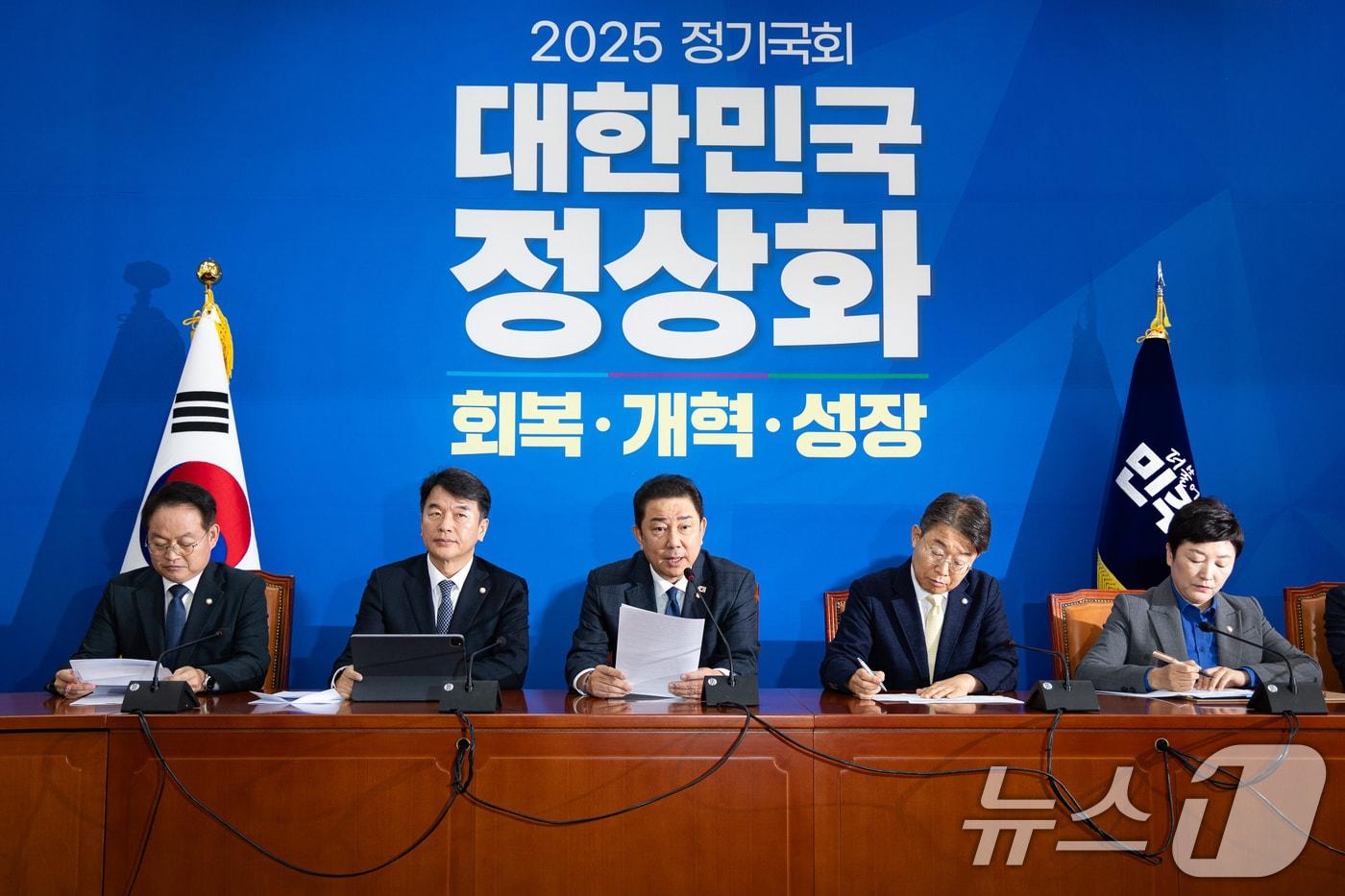 김병기 더불어민주당 원내대표가 18일 서울 여의도 국회에서 열린 원내대책회의에서 모두 발언을 하고 있다. 2025.11.18/뉴스1 ⓒ News1 유승관 기자