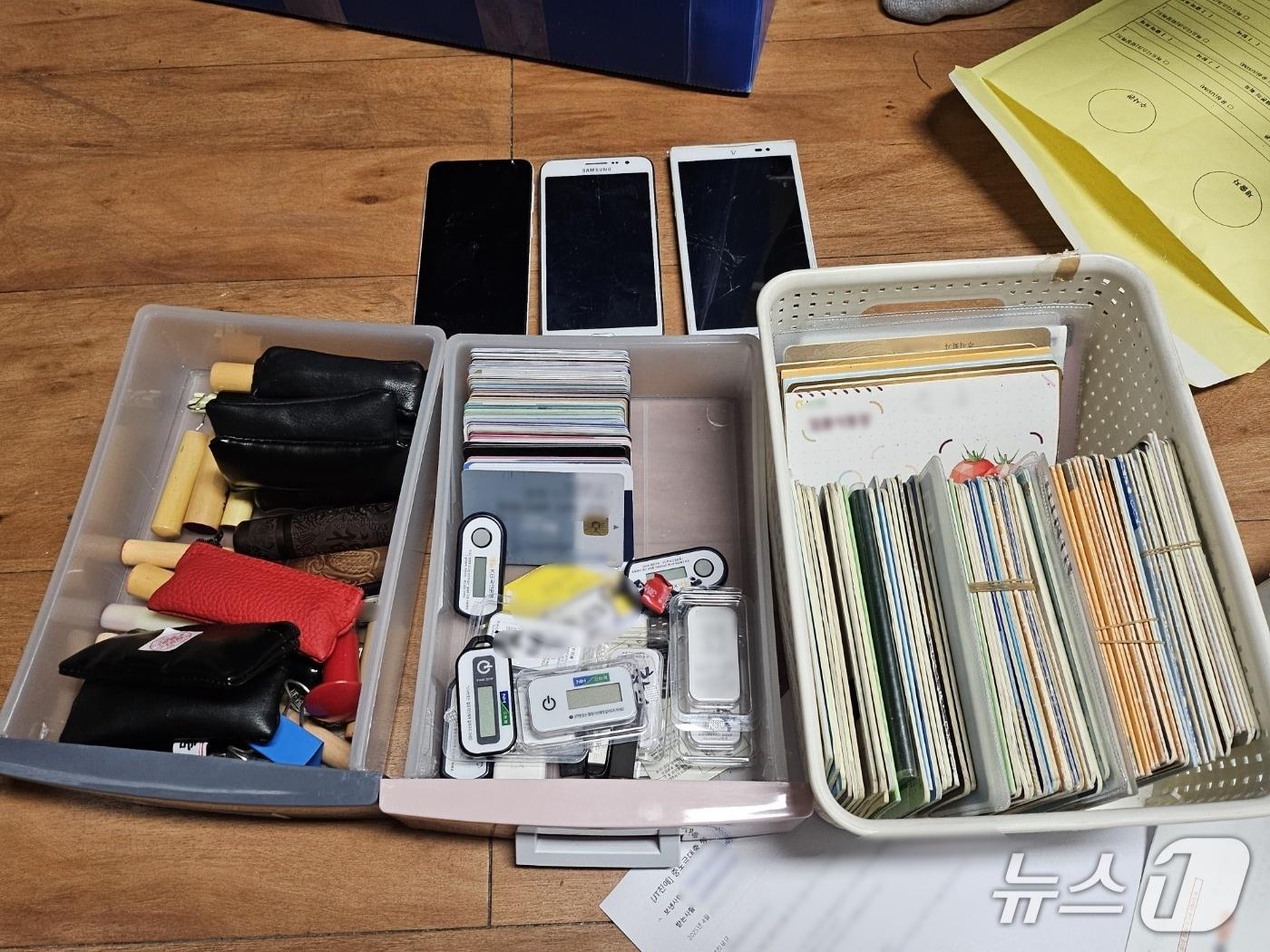 본문 이미지 - 범죄에 사용된 대포통장 등 증거품 &#40;경찰 제공. 재판매 및 DB금지&#41;