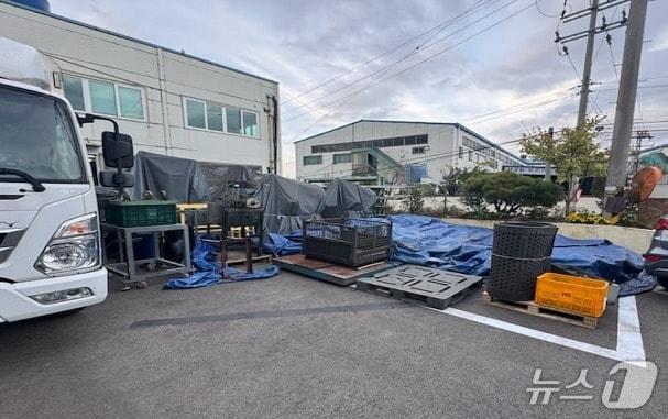 본문 이미지 - 김해시가 상업지역 부설주차장의 불법 전용을 일제 점검한다. 사진은 김해의 한 기업체가 부설 주차장에 물건을 적치해 불법 전용한 모습.&#40;김해시 제공. 재판매 및 DB금지&#41;