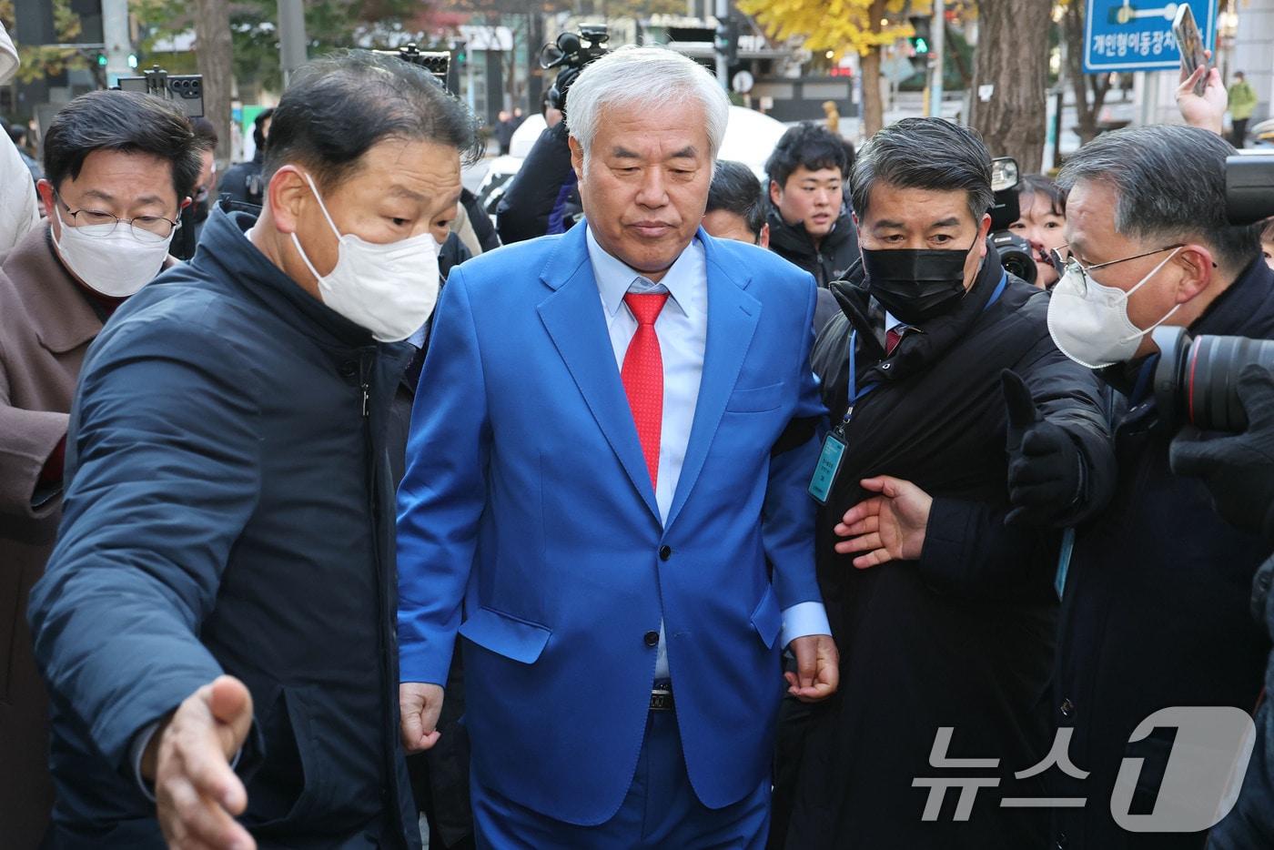 서울서부지법 폭력 난동 사태 배후로 지목돼 온 전광훈 사랑제일교회 목사가 18일 오전 경찰 조사를 받기 위해 서울경찰청에 출석하고 있다. 2025.11.18/뉴스1 ⓒ News1 이광호 기자