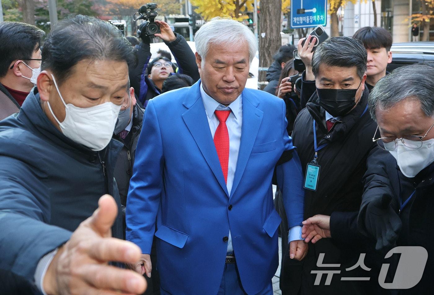 서울서부지법 폭력 난동 사태 배후로 지목돼 온 전광훈 사랑제일교회 목사가 18일 오전 경찰 조사를 받기 위해 서울경찰청에 출석하고 있다. 2025.11.18/뉴스1 ⓒ News1 이광호 기자