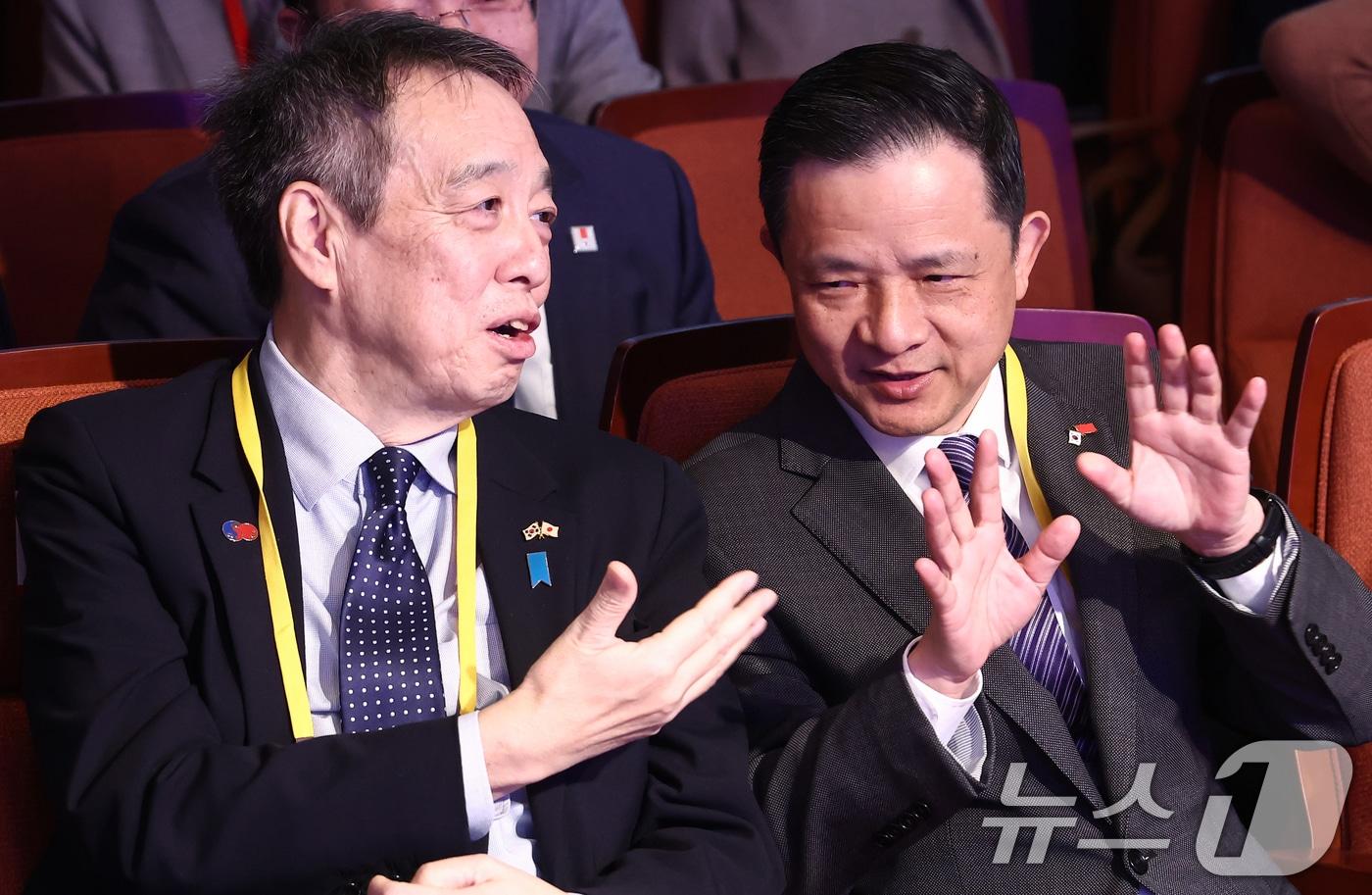 미즈시마 고이치 주한일본대사&#40;왼쪽&#41;와 다이빙 주한중국대사가 18일 오전 서울 서초구 국립외교원에서 열린 &#39;서울외교포럼 2025&#39;에서 대화하고 있다. 2025.11.18/뉴스1 ⓒ News1 김민지 기자