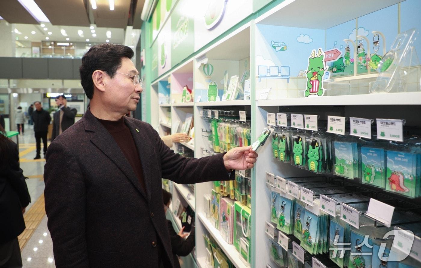 17일 진행된 '조아용in스토어' 수지구청점 개소식에서 이상일 시장이 조아용 굿즈를 살펴보고 있다.(용인시 제공)