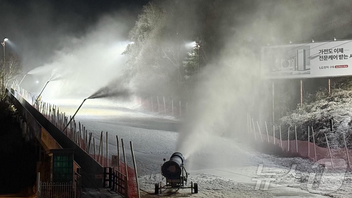 18일 강원 춘천시 남산면 소재 엘리시안 강촌 스키장이 겨울시즌 개장을 앞두고 본격 제설작업을 시작했다. 강촌스키장은 이달 말 또는 내달 초 개장할 예정이다.&#40;엘리시안 강촌리조트 제공. 재판매 및 DB금지&#41;/뉴스1 ⓒ News1 이종재 기자