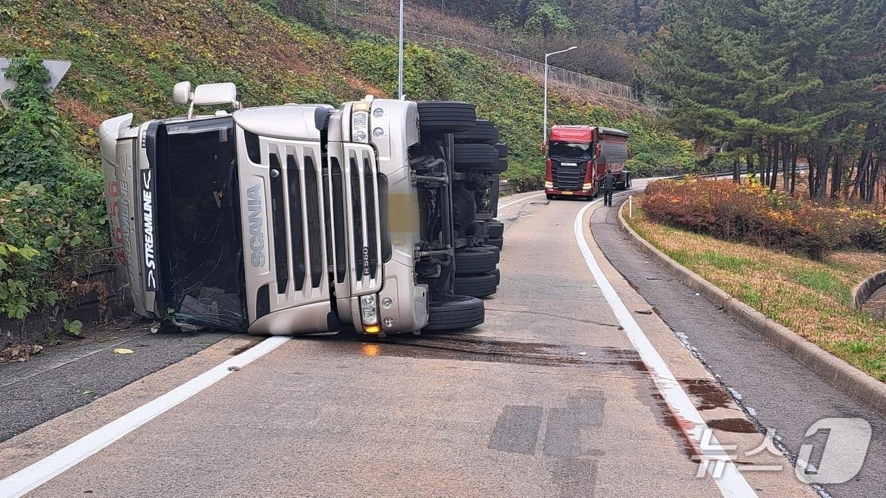 본문 이미지 - 동광양 IC 인근에서 전도된 트레일러. &#40;독자 제공. 재판매 및 DB금지&#41;