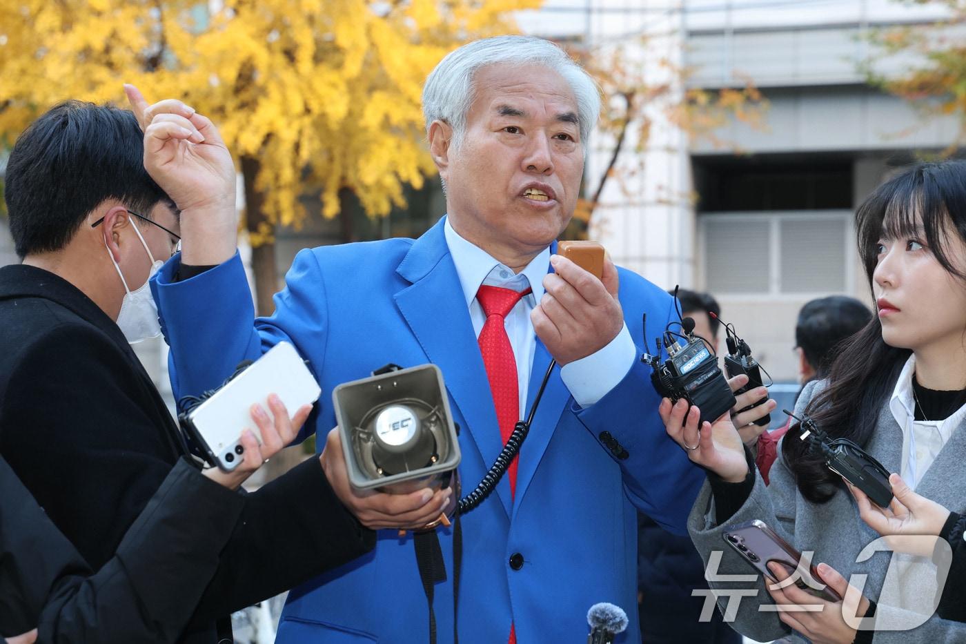 서울서부지법 폭력 난동 사태 배후로 지목돼 온 전광훈 사랑제일교회 목사가 18일 오전 피의자 신분으로 조사를 받기 위해 서울경찰청에 출석하며 입장을 밝히고 있다. 2025.11.18/뉴스1 ⓒ News1 이광호 기자