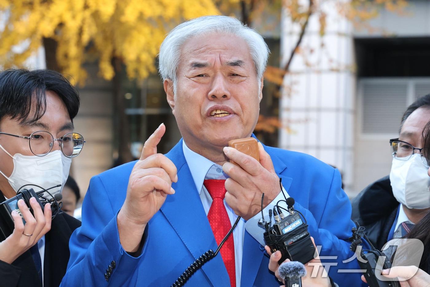 서울서부지법 폭력 난동 사태 배후로 지목돼 온 전광훈 사랑제일교회 목사가 18일 오전 피의자 신분으로 조사를 받기 위해 서울경찰청에 출석하며 입장을 밝히고 있다. 2025.11.18/뉴스1 ⓒ News1 이광호 기자