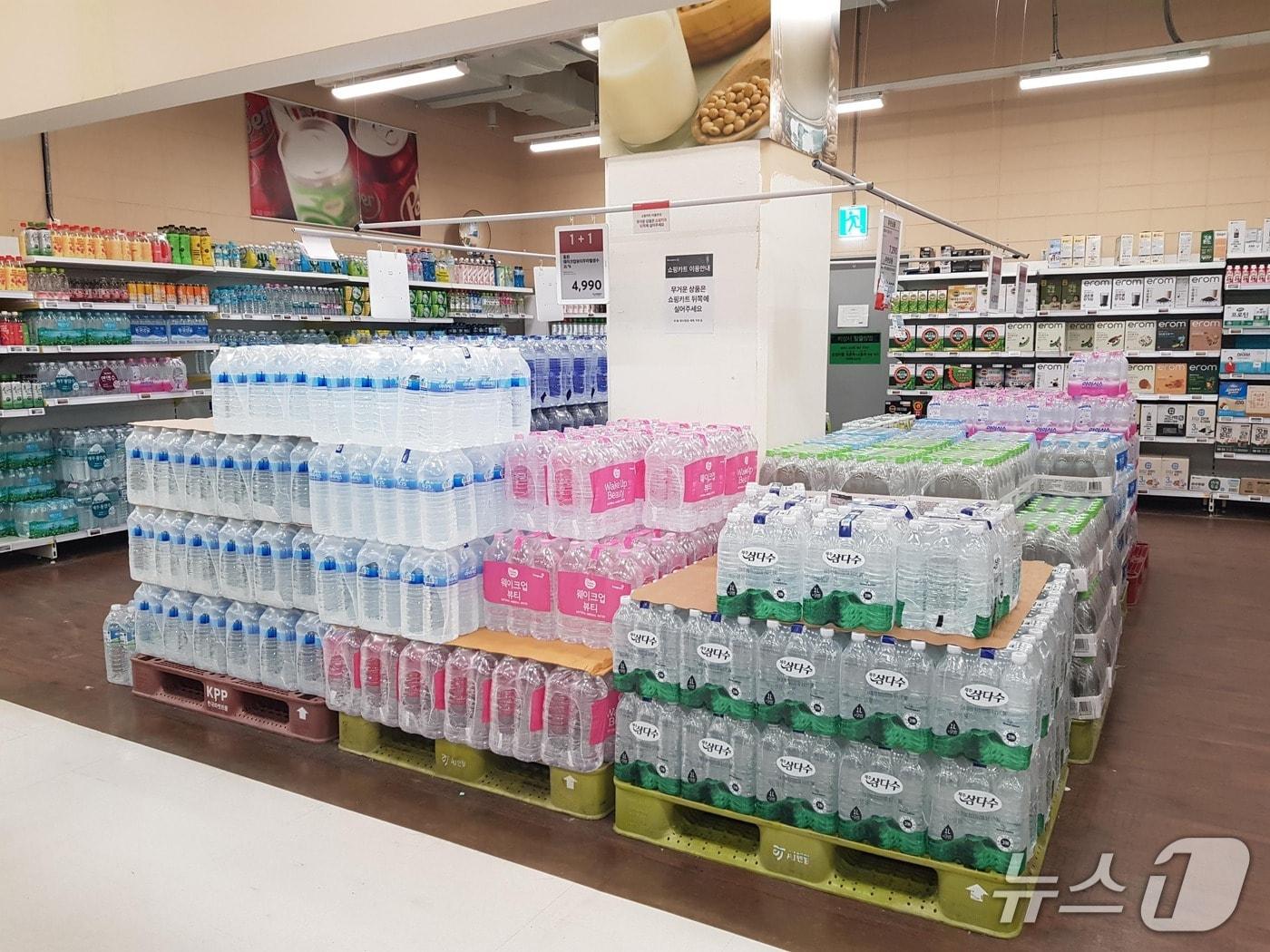 본문 이미지 - 도내 유통 중인 먹는샘물.&#40;강원도 제공. 재판매 및 DB금지&#41;/뉴스1