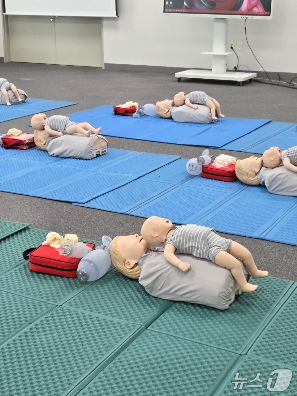 본문 이미지 - 기본심폐소생술 인형 &#40;우송정보대 제공.재판매 및 DB금지&#41;/뉴스1