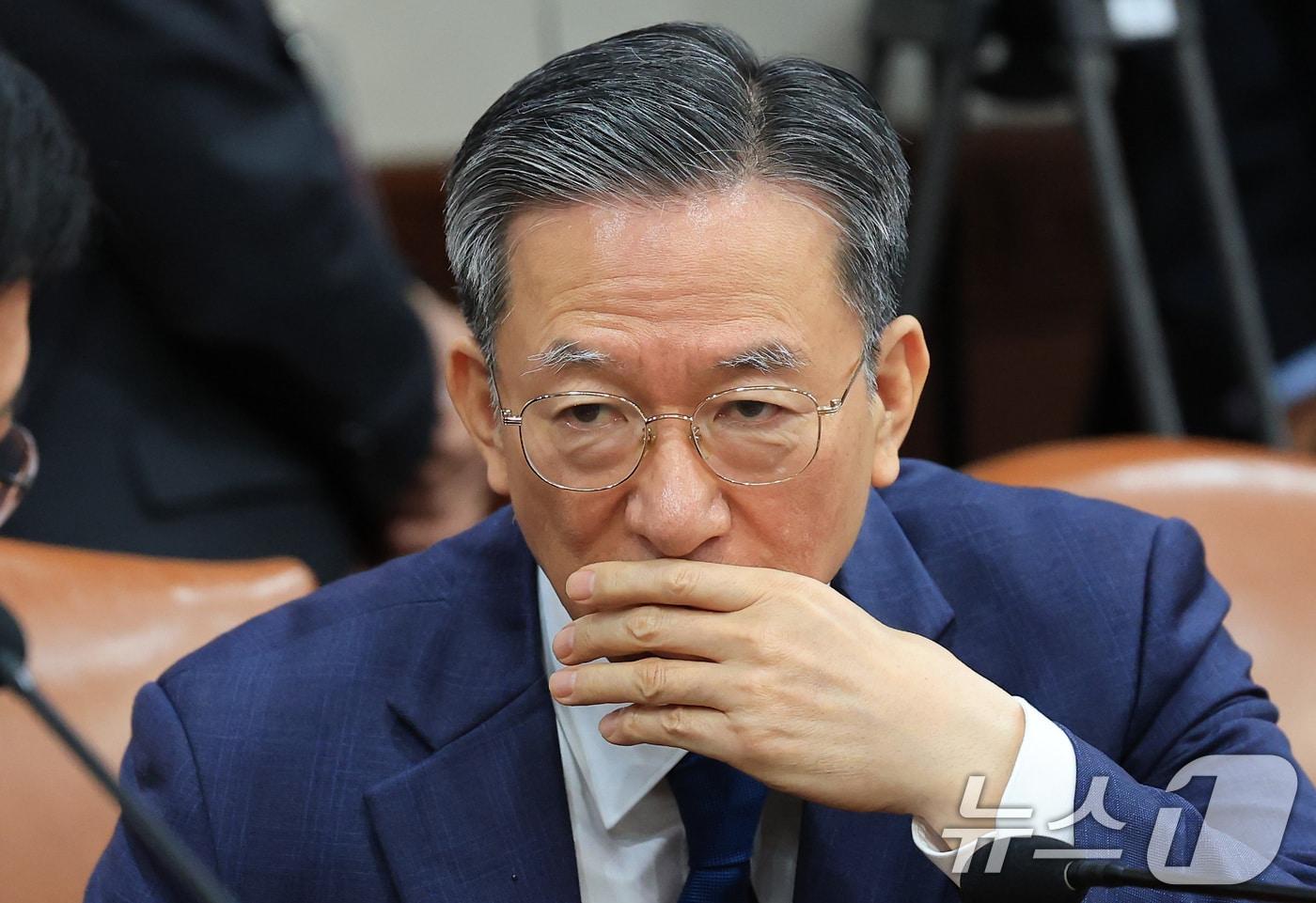 정성호 법무부 장관이 18일 서울 종로구 정부서울청사에서 열린 국무회의에서 김대현 문화체육관광부 제2차관과 이야기를 나누고 있다. 2025.11.18/뉴스1 ⓒ News1 임세영 기자