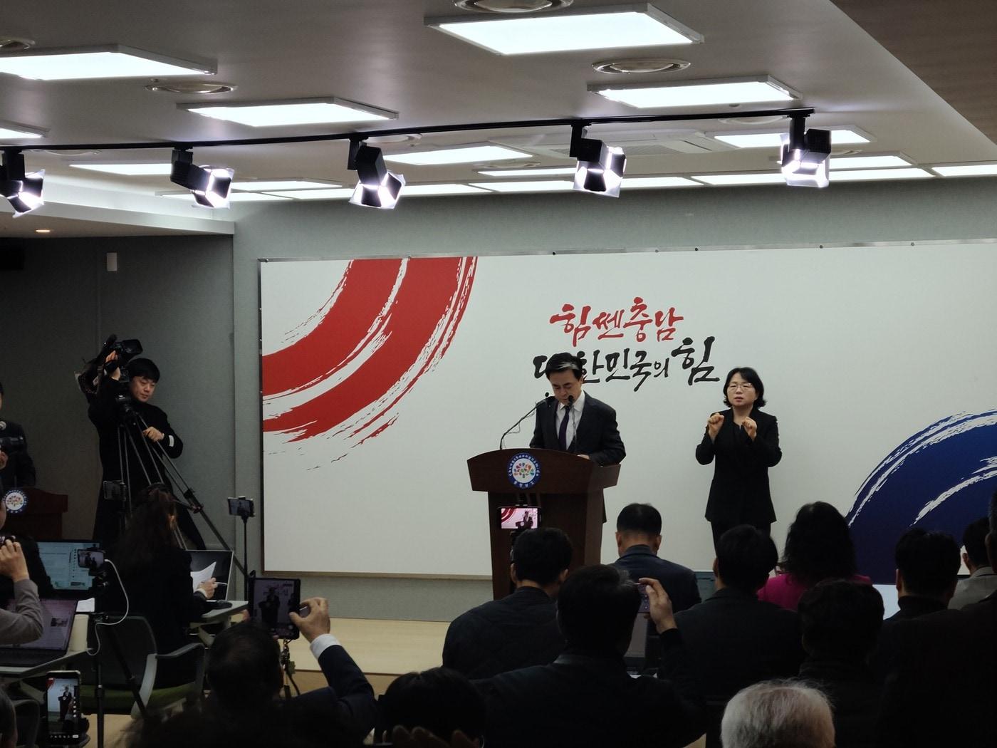 본문 이미지 - 김태흠 지사가 18일 도청 프레스센터에서 천안아산 돔구장 추진 계획을 브리핑하고 있다.2025.11.18/뉴스1