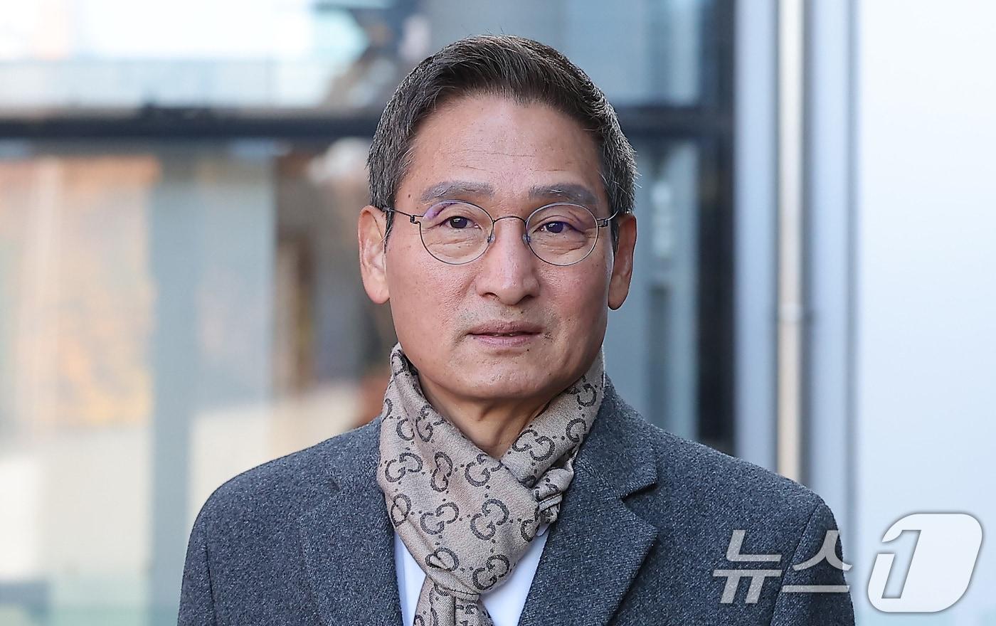 관봉권 띠지 폐기 의혹과 쿠팡 퇴직금 불기소 외압 의혹 진상 규명을 위한 특검&#40;상설특별검사&#41;에 임명된 안권섭 변호사가 18일 서울 여의도 사무실로 출근하고 있다. 2025.11.18/뉴스1 ⓒ News1 김성진 기자