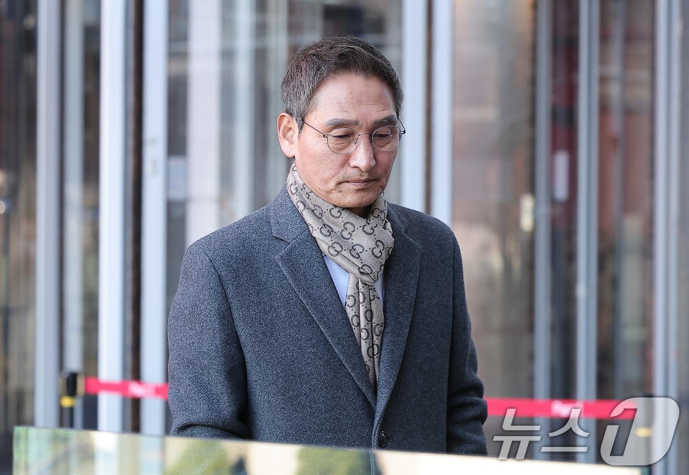 관봉권 띠지 폐기 의혹과 쿠팡 퇴직금 불기소 외압 의혹 진상 규명을 위한 특검&#40;상설특별검사&#41;에 임명된 안권섭 변호사가 지난 달 18일 서울 여의도 사무실로 출근하고 있다. 2025.11.18/뉴스1 ⓒ News1 김성진 기자