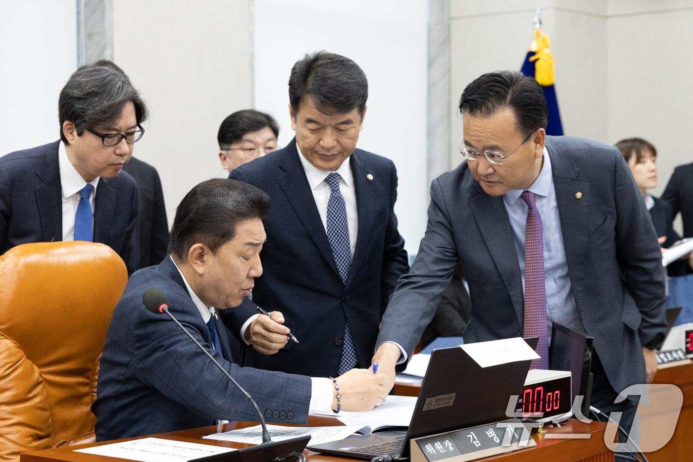 18일 서울 여의도 국회에서 열린 제429회국회&#40;정기회&#41; 운영위원회 제5차 전체회의에서 김병기 위원장이 문진석 더불어민주당 원내수석부대표, 유상범 국민의힘 원내수석부대표와 대화하고 있다. 2025.11.18/뉴스1 ⓒ News1 이승배 기자