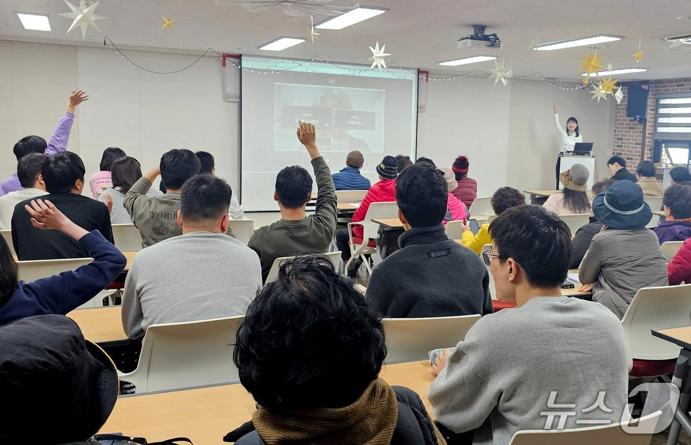 BNK투자증권은 지난 17일 부산시장애인종합복지관과 '금융교육 동행 업무협약(MOU)'을 체결하고 장애인과 복지관 관계자 등 50여 명을 대상으로 금융사기 예방교육을 했다고 18일 밝혔다. (BNK투자증권 제공. 재판매 및 DB 금지)