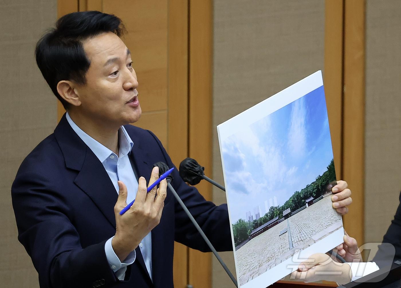 본문 이미지 - 오세훈 서울시장이 18일 오전 서울 중구 서울시의회에서 열린 제333회 정례회 시정질문에 참석해 김규남 국민의힘 서울시의원의 세운지구 관련 질의에 답하고 있다. 2025.11.18/뉴스1 ⓒ News1 김진환 기자