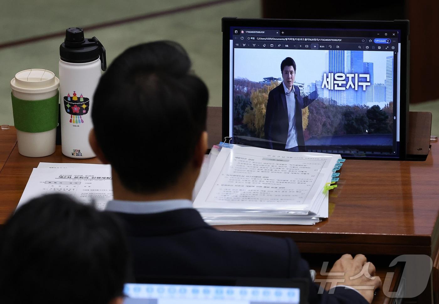 오세훈 서울시장이 18일 오전 서울 중구 서울시의회에서 열린 제333회 정례회 시정질문에 참석해 종묘 및 세운구역 재개발 관련 자료를 살펴보고 있다. 2025.11.18/뉴스1 ⓒ News1 김진환 기자