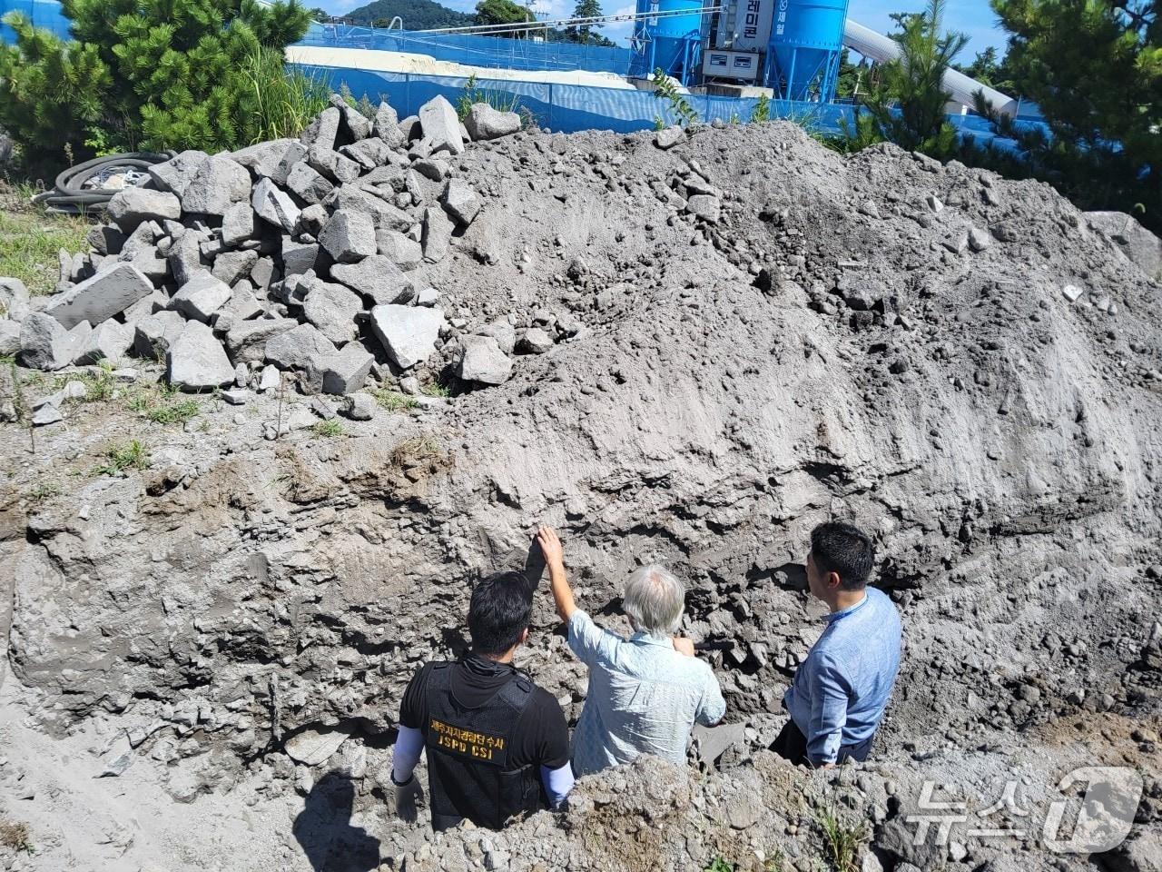 본문 이미지 - 지난 2016년 4월부터 올해 4월까지 폐석재 및 석재폐수처리오니 등이 불법 매립된 제주시 조천읍 소재 사업장 부지.(제주도자치경찰단 제공. 재판매 및 DB 금지)