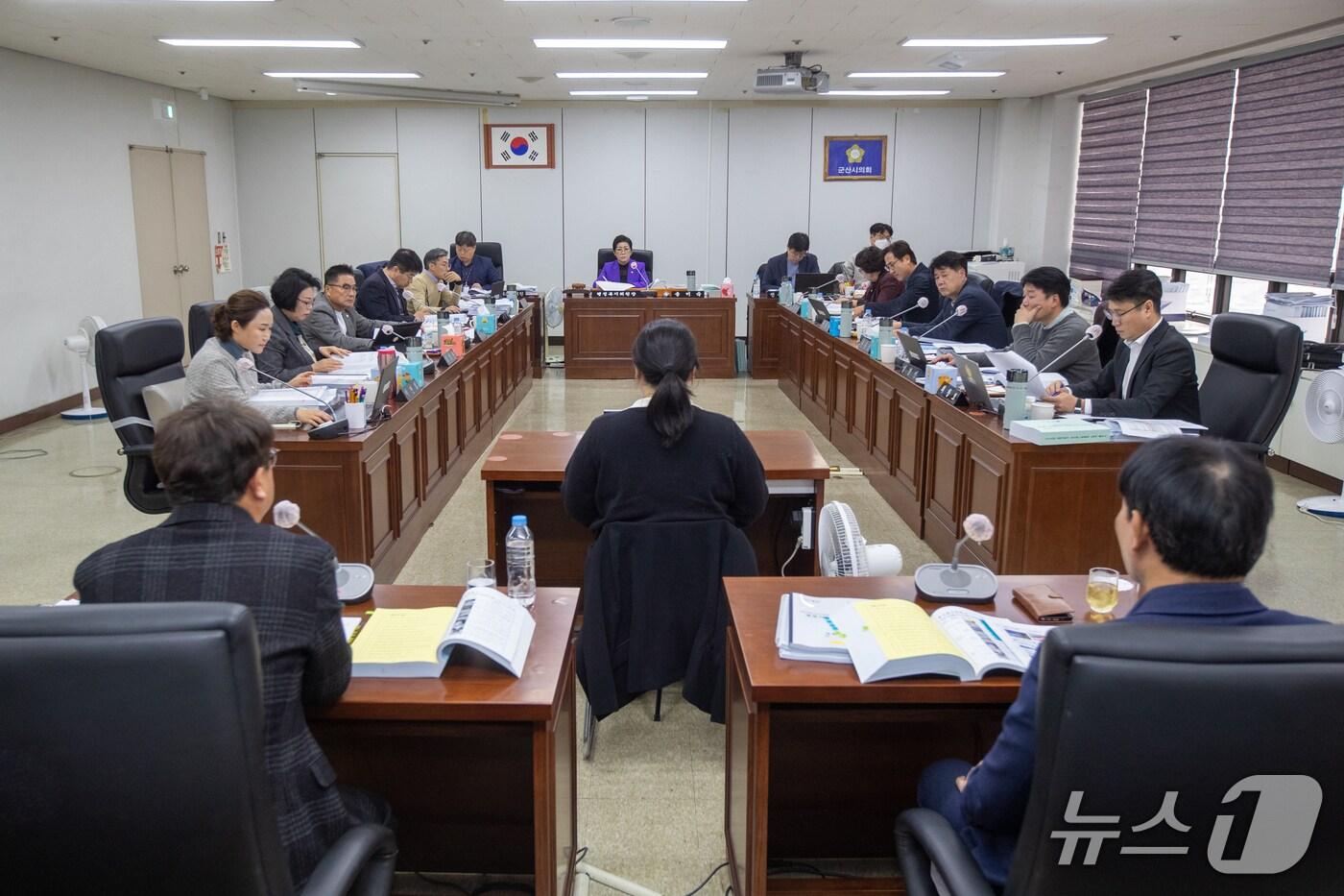 군산시의회 행정복지위원회가 시를 행정사무감사를 진행하고 있다.&#40;시의회 제공. 재판매 및 DB금지&#41;