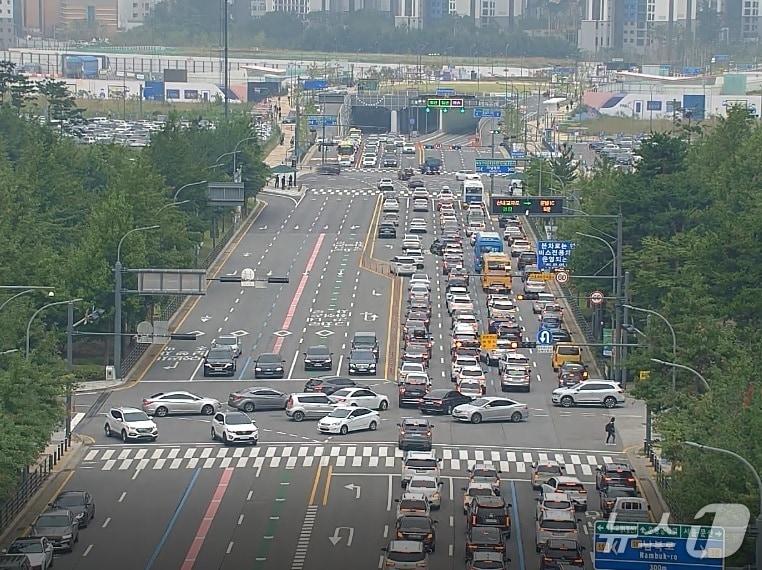 본문 이미지 - 경기 파주시 운정신도시 심학산 교차로에서 출근시간대 차량들이 정체 현상이 벌어지고 있는 모습. &#40;파주시 제공, 재판매 및 DB금지&#41;