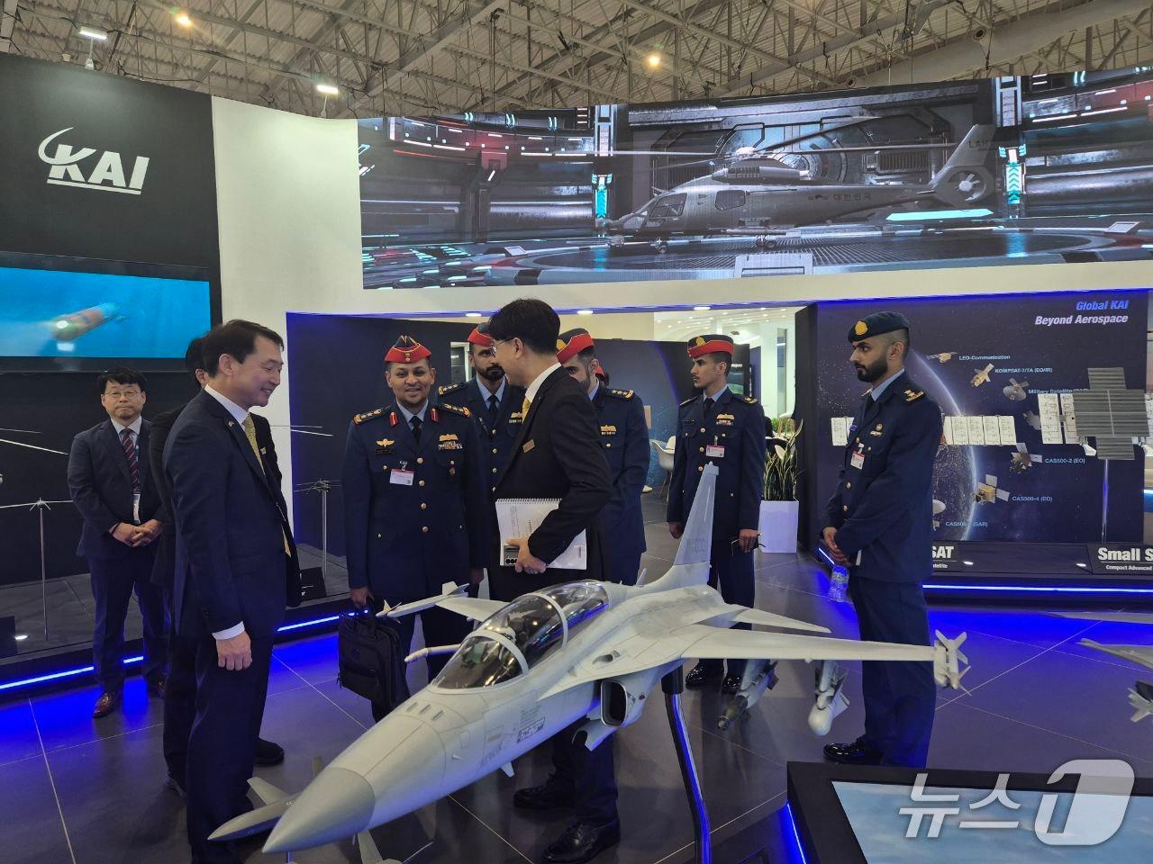 본문 이미지 - UAE 공군 공동개발위원장이 KAI 부스를 방문한 모습&#40;KAI 제공&#41;