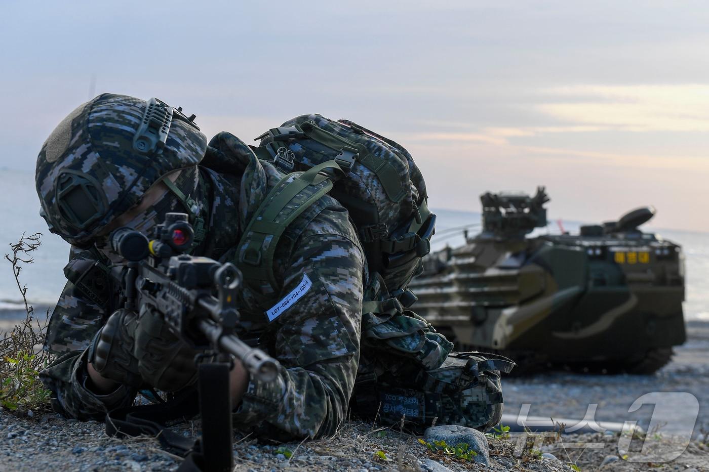 지난 17일 호국합동상륙훈련 연습 간 상륙해안에 도착한 해병대원들이 하차전투를 실시하고 있다. &#40;해병대사령부 제공&#41;