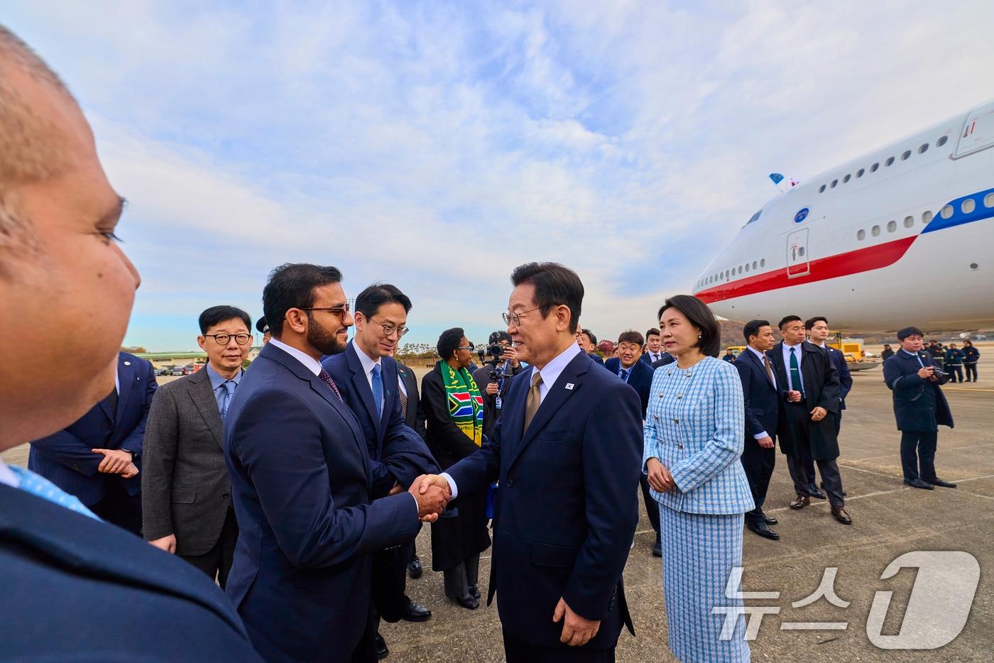 이재명 대통령이 지난 17일 주요 20개국&#40;G20&#41; 정상회의 참석을 계기로 아프리카와 중동 등 4개국 순방을 위해 경기 성남 서울공항에 도착, 환송객들과 인사하고 있다. &#40;대통령실 제공. 재판매 및 DB 금지&#41; 2025.11.18/뉴스1 ⓒ News1 허경 기자