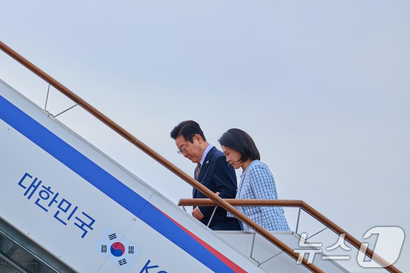 이재명 대통령과 김혜경 여사가 지난 17일 주요 20개국&#40;G20&#41; 정상회의 참석을 계기로 아프리카와 중동 등 4개국 순방을 위해 경기 성남 서울공항에서 공군1호기에 탑승하고 있다. &#40;대통령실 제공. 재판매 및 DB 금지&#41; 2025.11.18/뉴스1 ⓒ News1 허경 기자