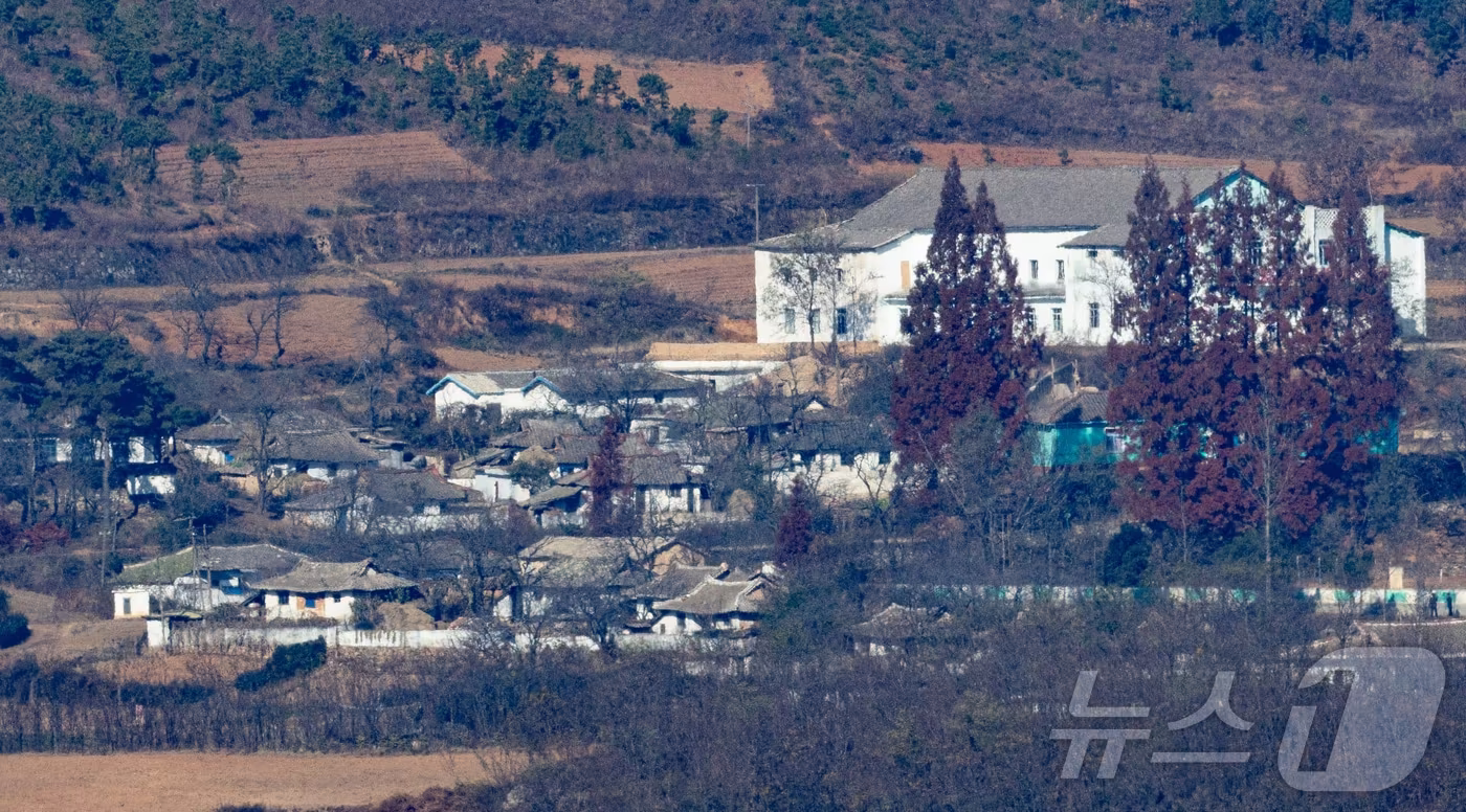 경기도 파주시 오두산 통일전망대에서 바라본 북한 황해북도 개풍군 마을 모습. 2025.11.18/뉴스1 ⓒ News1 이재명 기자