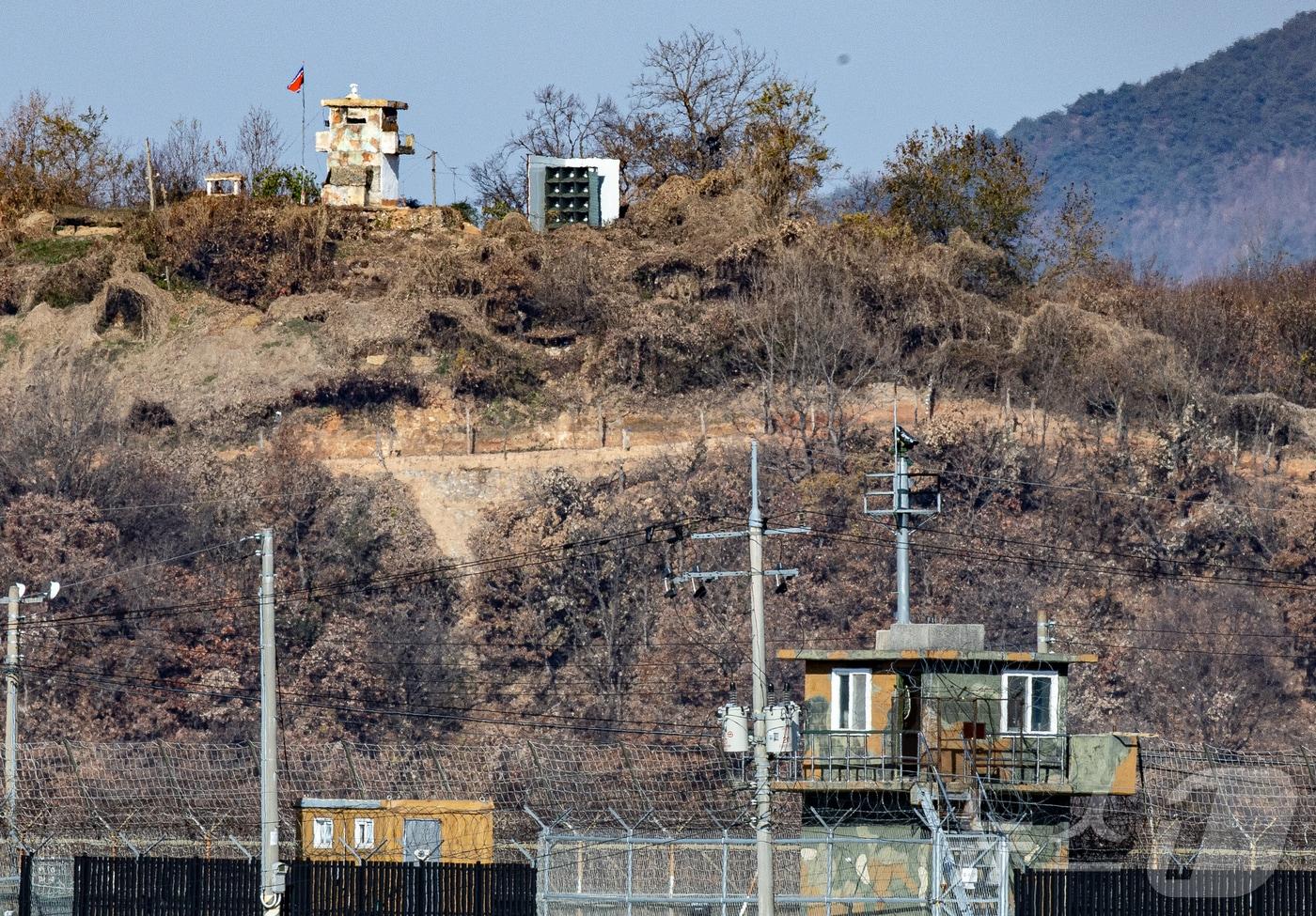 경기도 파주 접경지역에서 서로 마주 바라보고 있는 남북초소. 2025.11.18/뉴스1 ⓒ News1 이재명 기자