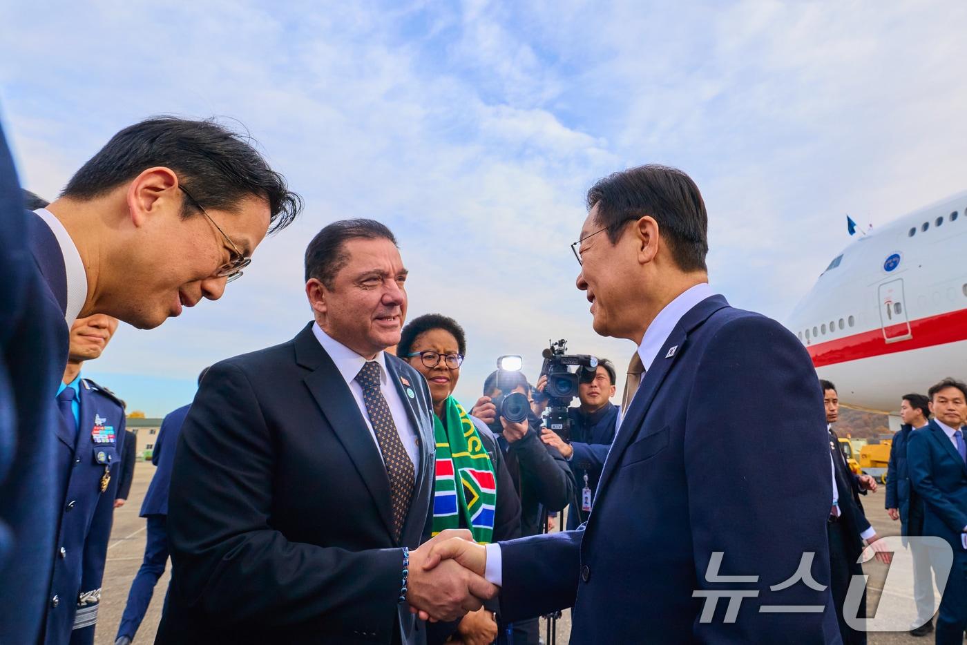 이재명 대통령이 지난 17일 주요 20개국&#40;G20&#41; 정상회의 참석을 계기로 아프리카와 중동 등 4개국 순방을 위해 경기 성남 서울공항에 도착, 환송객들과 인사하고 있다. &#40;대통령실 제공. 재판매 및 DB 금지&#41; 2025.11.18/뉴스1 ⓒ News1 허경 기자