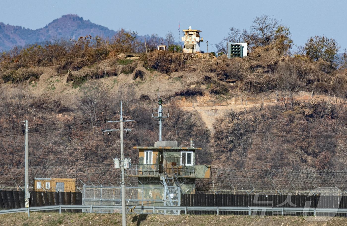  경기도 파주 접경지역에서 서로 마주 바라보고 있는 남북초소. 2025.11.18/뉴스1 ⓒ News1 이재명 기자