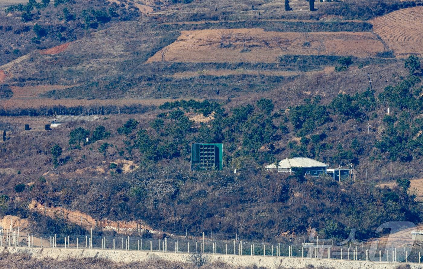 본문 이미지 - 경기도 파주시 오두산 통일전망대에서 바라본 북한 황해북도 개풍군 마을 모습. 2025.11.18 / ⓒ 뉴스1 이재명 기자