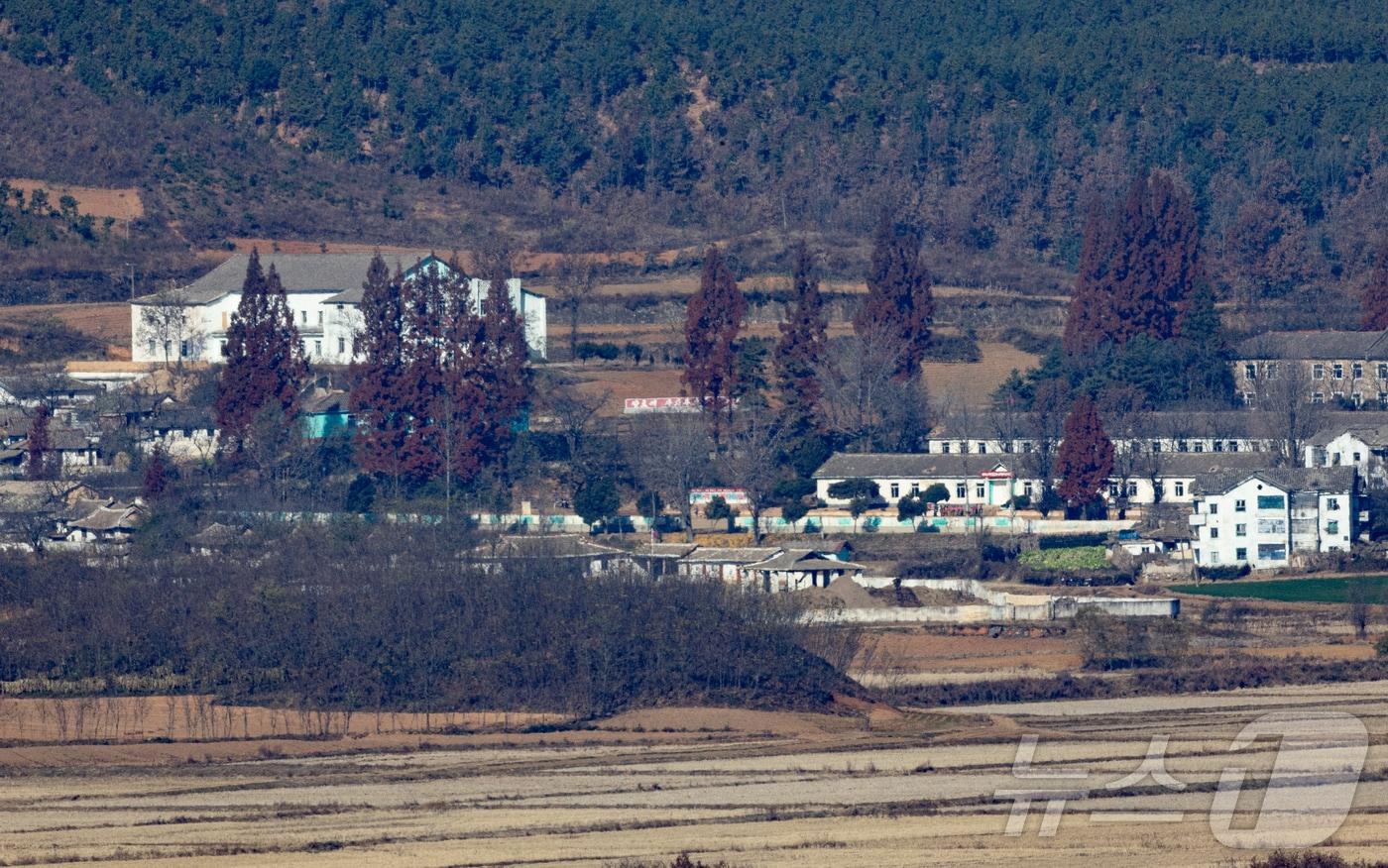  경기도 파주시 오두산 통일전망대에서 바라본 북한 황해북도 개풍군 마을 모습. 2025.11.18/뉴스1 ⓒ News1 이재명 기자