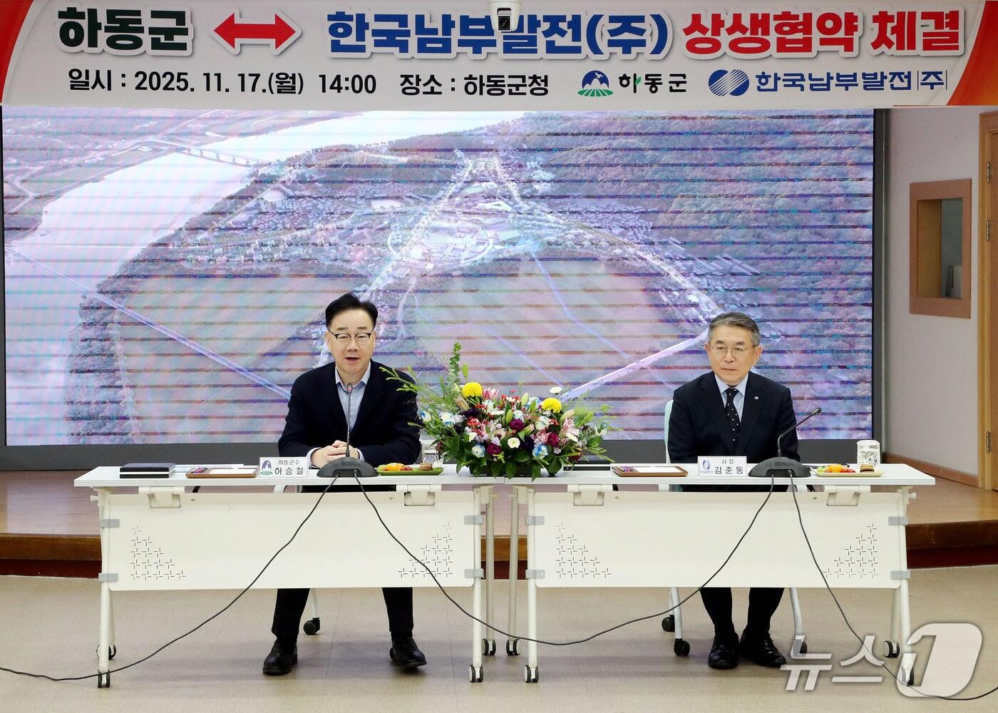 본문 이미지 - &#40;왼쪽부터&#41; 하승철 하동군수와 김준동 한국남부발전 사장이 화력발전소 폐쇄에 대비한 상생협약을 체결하고 있다.&#40;하동군 제공. 재판매 및 DB금지&#41;