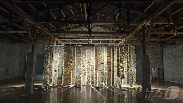 본문 이미지 - 태평염전 소금창고서 선보이는 바다와 소금의 예술 '소금 같은, 예술' (태평염전 제공. 재판매 및 DB금지) /뉴스1 