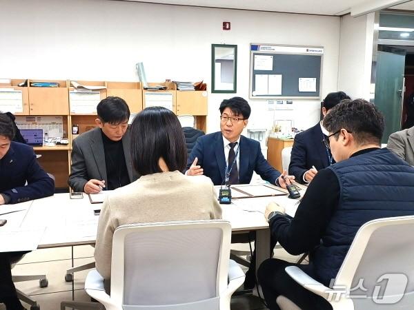 본문 이미지 - 이문성 진로진학담당 장학관이 18일 도교육청에서 브리핑을 갖고 2026년 수능 가채점 결과를 바탕으로 영역별 난이도 분석과 지원 전략 등을 안내했다./뉴스1