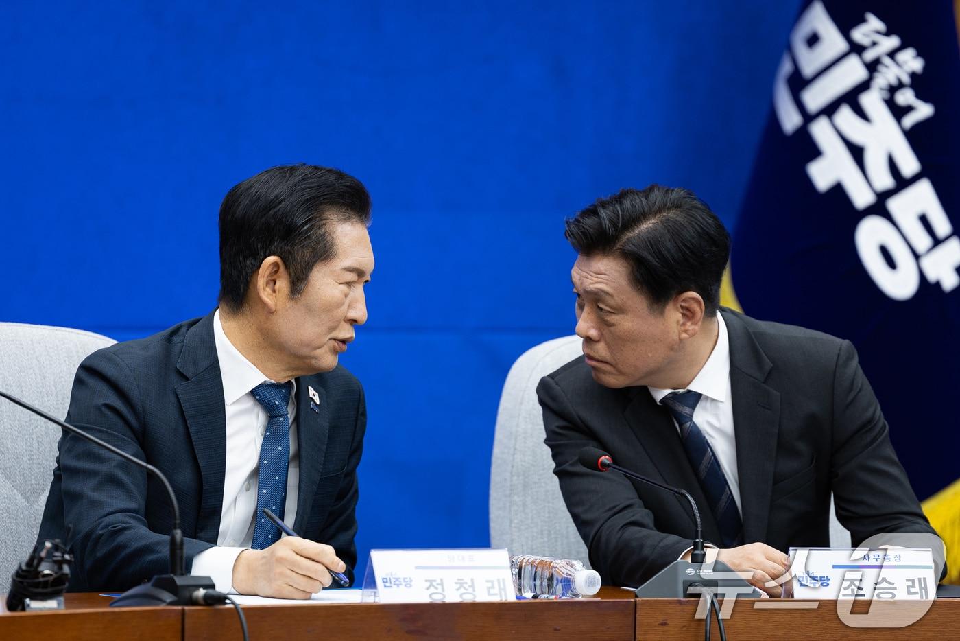 정청래 더불어민주당 대표가 18일 서울 여의도 국회에서 열린 전국기초의회의원협의회·전국광역의회의원협의회와의 간담회에서 조승래 사무총장과 대화하고 있다. 2025.11.18/뉴스1 ⓒ News1 유승관 기자