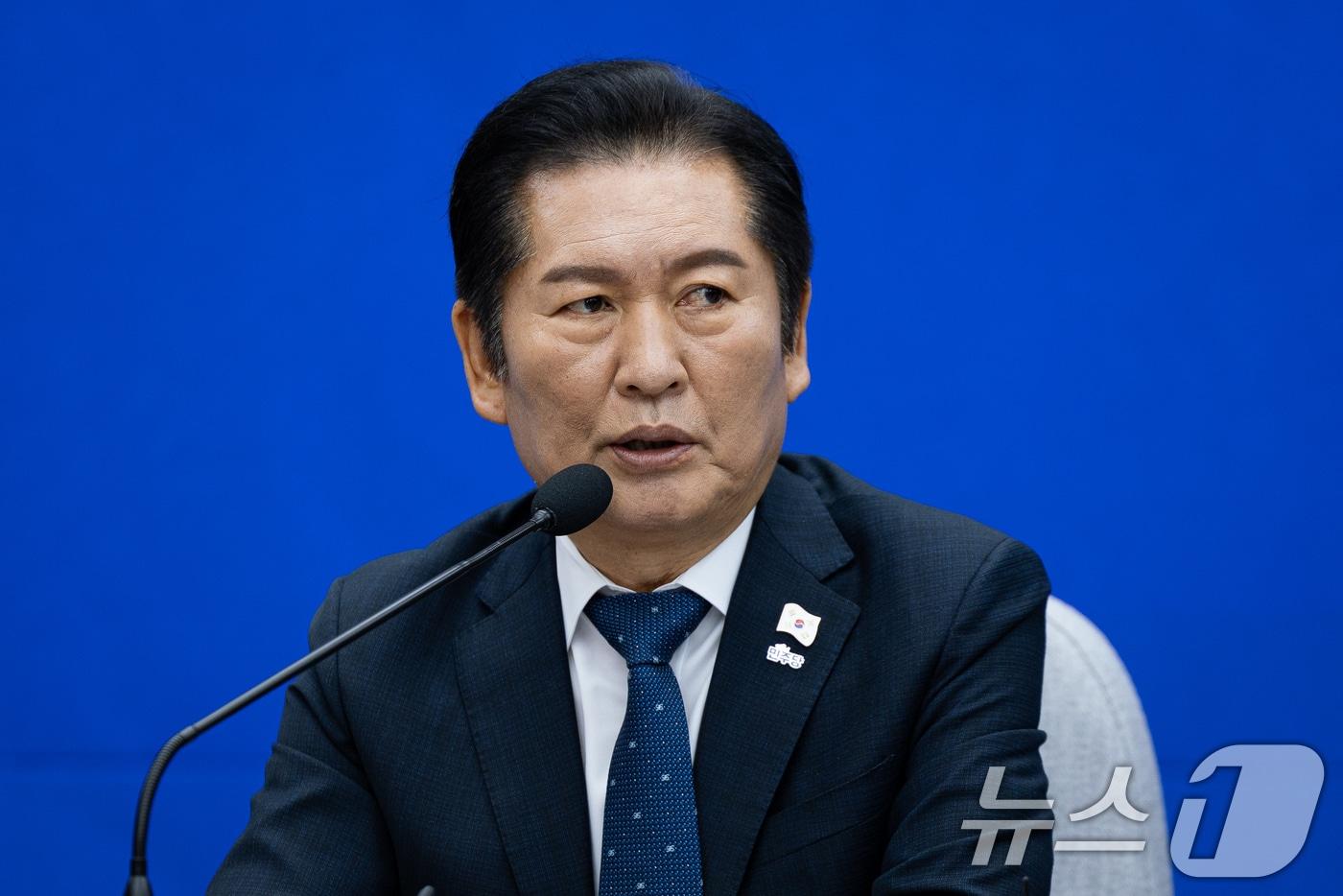 정청래 더불어민주당 대표가 18일 서울 여의도 국회에서 열린 전국기초의회의원협의회·전국광역의회의원협의회와의 간담회에서 모두 발언을 하고 있다. ⓒ News1 유승관 기자