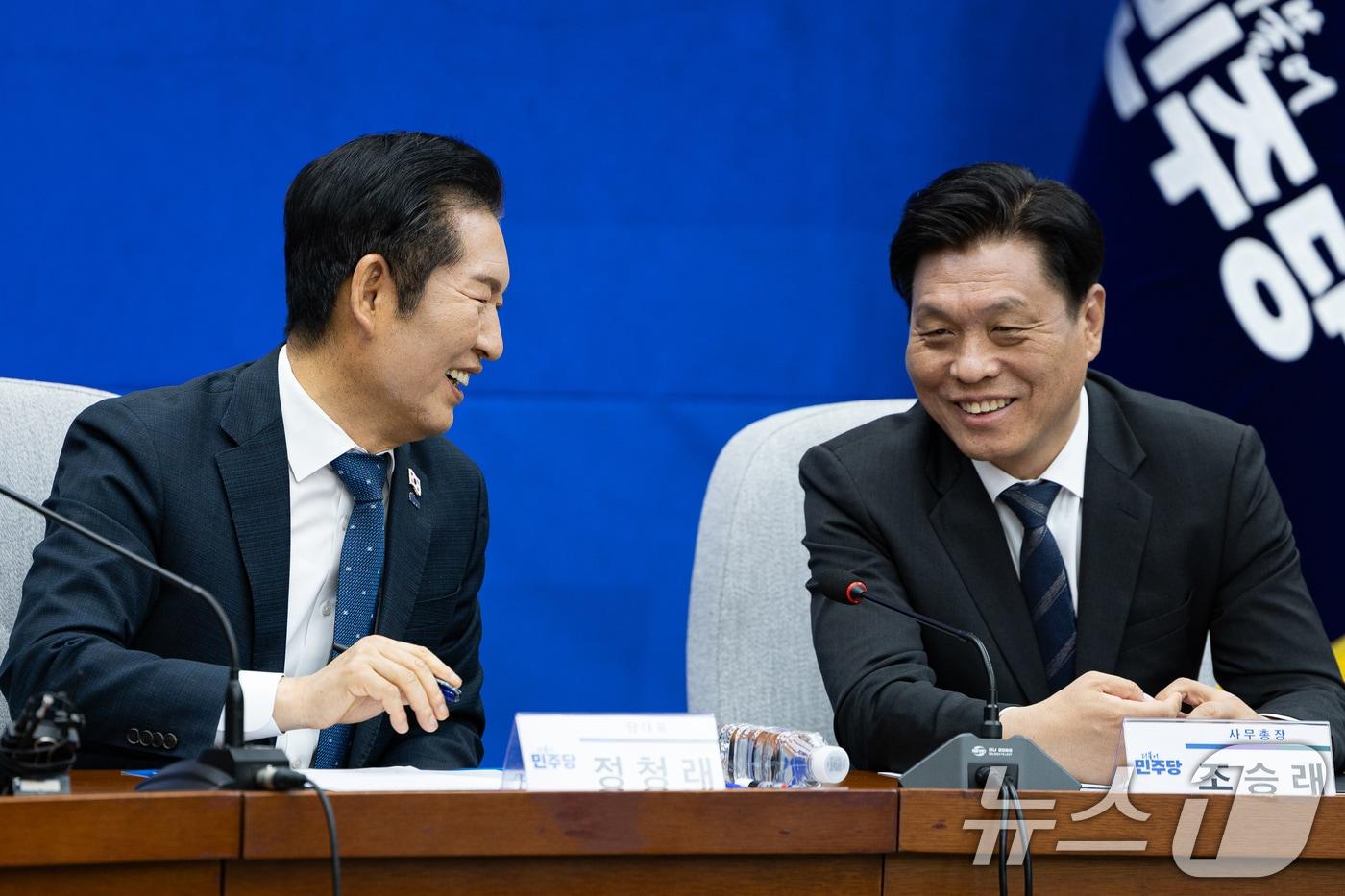 정청래 더불어민주당 대표가 서울 여의도 국회에서 열린 전국기초의회의원협의회·전국광역의회의원협의회와의 간담회에서 조승래 사무총장과 대화하고 있다. 2025.11.18/뉴스1 ⓒ News1 유승관 기자