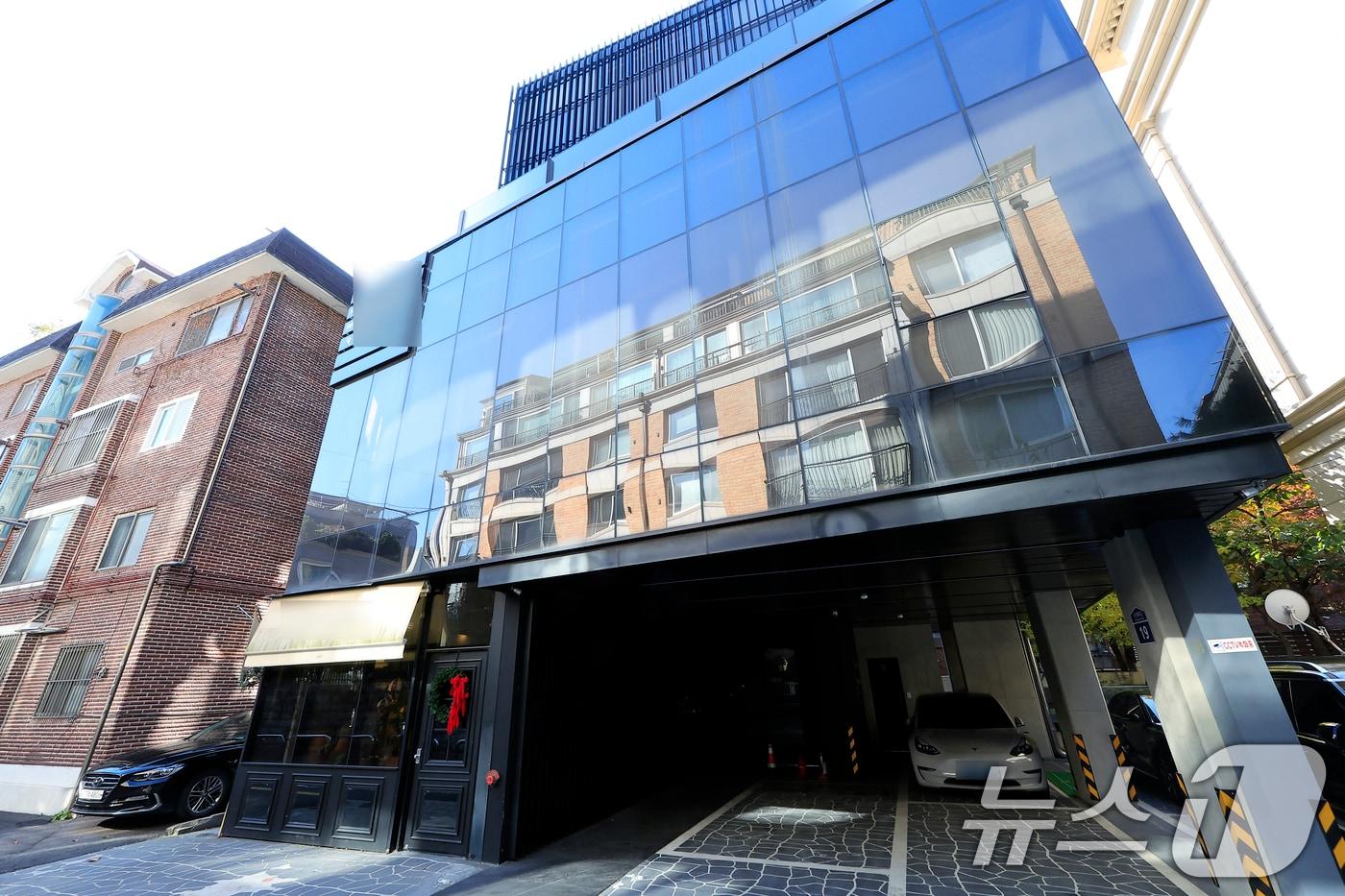 대장동 개발비리 의혹 사건으로 실형을 선고받고 구속된 민간업자인 남욱 변호사가 서울 강남구 청담동 건물 등에 대해 추징보전 해제를 요청했다. 사진은 이날 서울 강남구 청담동 건물 모습. 2025.11.18/뉴스1 ⓒ News1 박정호 기자