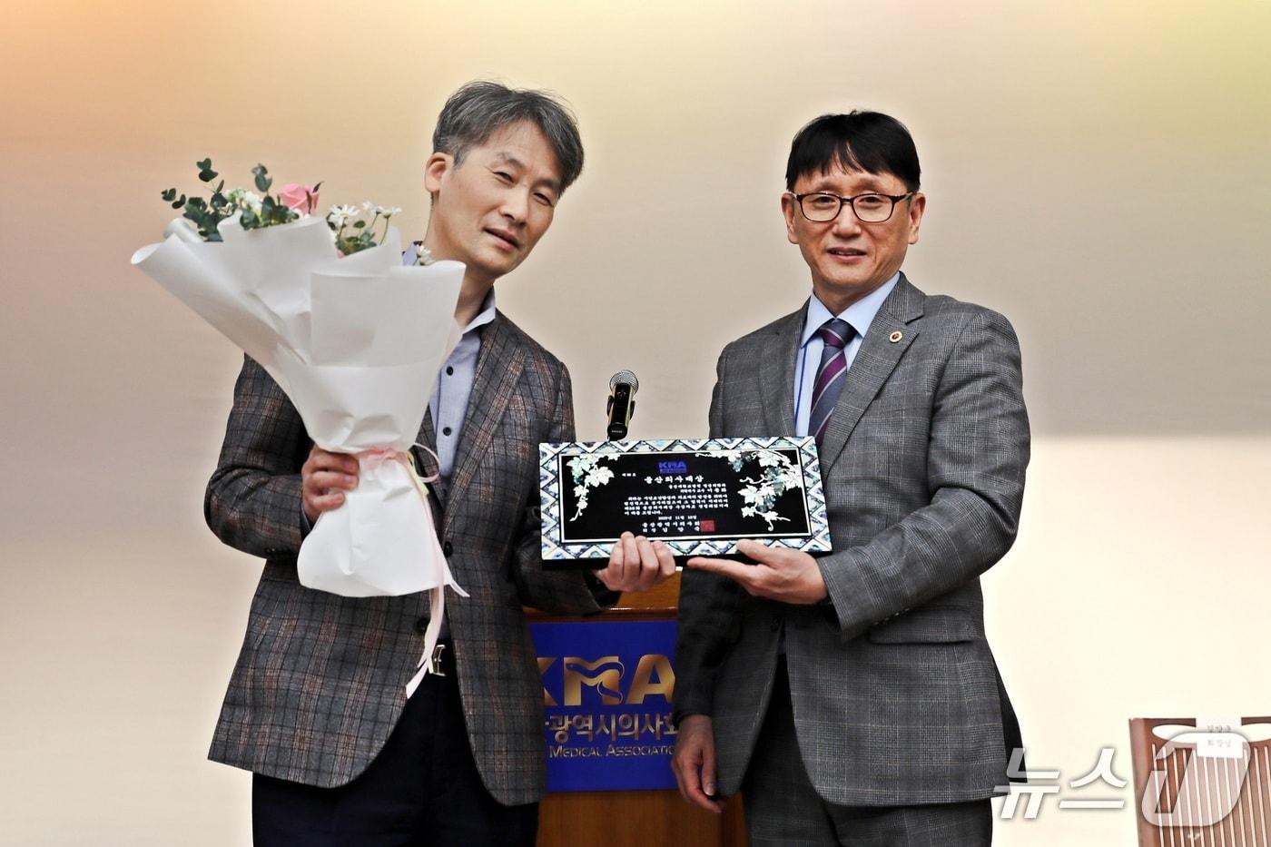울산대학교 영상의학과 이종화 교수&#40;왼쪽&#41;이 제29회 울산의사의날 기념식에서 &#39;울산의사대상&#39;을 받았다.&#40;울산대학교병원 제공. 재판매 및 DB금지&#41;/뉴스1