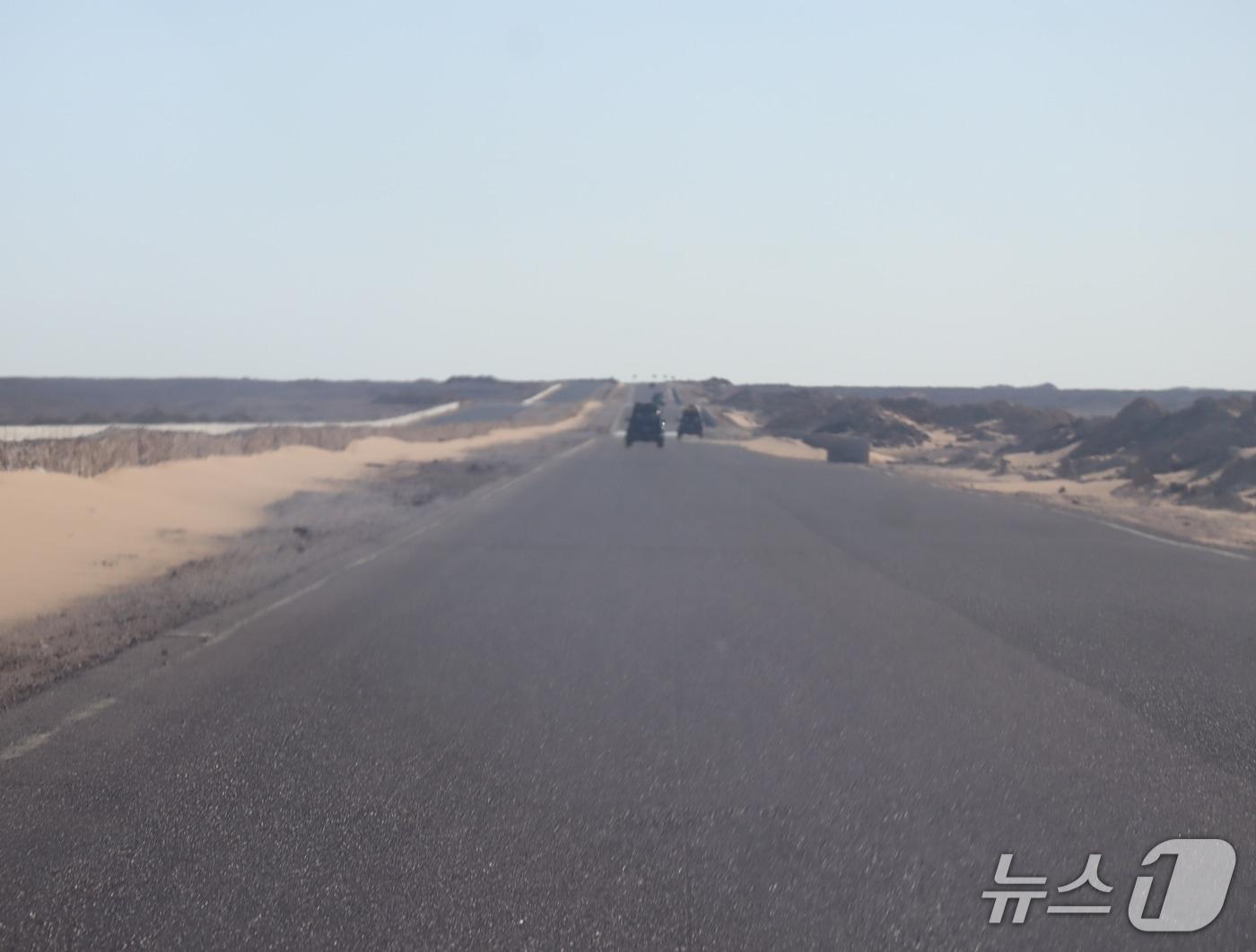 본문 이미지 - 16일, 백사막과 흑사막을 향해 사막 평원을 가로지르는 이집트 사막 투어 차량. ⓒ 뉴스1 김정한 기자