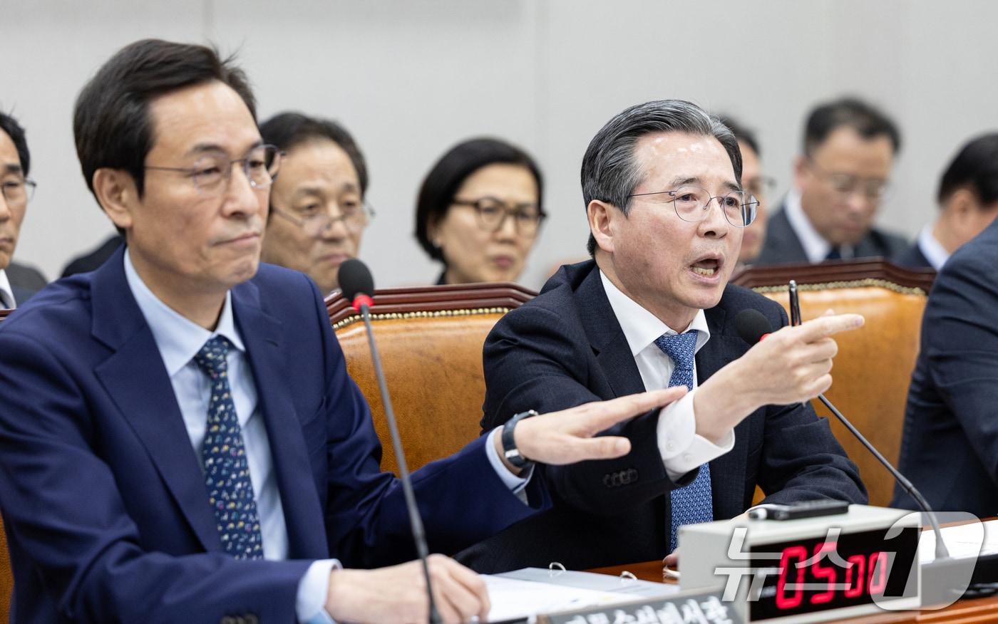 김용범 대통령실 정책실장이 18일 서울 여의도 국회에서 열린 제429회국회&#40;정기회&#41; 운영위원회 제5차 전체회의에서 김은혜 국민의힘 의원의 질의에 반발하고 있다. ⓒ News1 이승배 기자