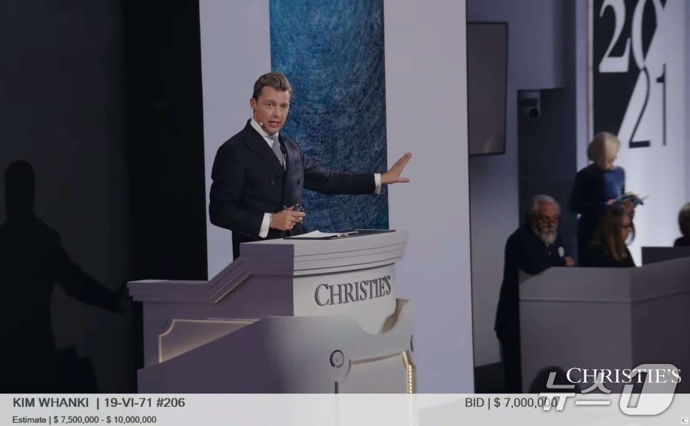 17일 오후&#40;현지시간&#41; 미국 크리스티 뉴욕 경매에서 진행한 ‘20세기 이브닝 세일’에서 김환기의 ‘19-Ⅵ-71 ＃206’&#40;1971&#41;이 840만달러&#40;약 123억 1776만원&#41;에 낙찰됐다&#40;갈무리 크리스티 뉴욕 경매&#41;