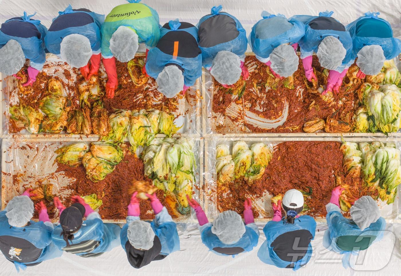 본문 이미지 - 김장 나눔 봉사활동 장면(자료사진) /뉴스1 ⓒ News1 