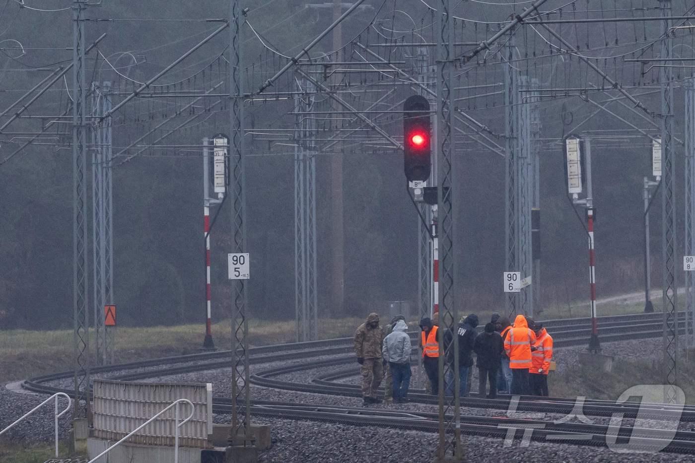 17일&#40;현지시간&#41; 조사관들이 폴란드 중부 가르볼린 인근 미카의 철도 노선에서 발생한 폭발로 손상된 철도를 조사하고 있다. 이 노선은 사보타주 공격의 표적이 된 것으로 추정된다. 2025.11.17. ⓒ AFP=뉴스1 ⓒ News1 이정환 기자