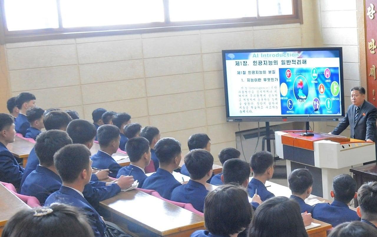 본문 이미지 - 2024년 4월 김책공업종합대학 신입생들이 AI&#40;인공지능&#41; 강좌를 듣고 있는 모습. &#40;필자 제공&#41;