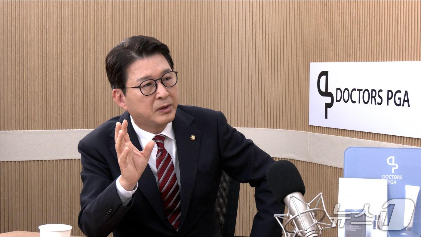 신동욱 국민의힘 최고위원이 18일 뉴스1TV &#39;팩트앤뷰&#39;에 출연해 질문에 답하고 있다.&#40;뉴스1TV &#39;팩트앤뷰&#39; 캡처&#41;